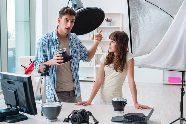 Jeune photographe travaillant dans un studio photo — Photo