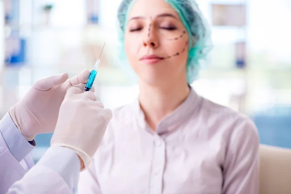 Plastisch chirurg bereidt zich voor op operatie op vrouw gezicht — Stockfoto