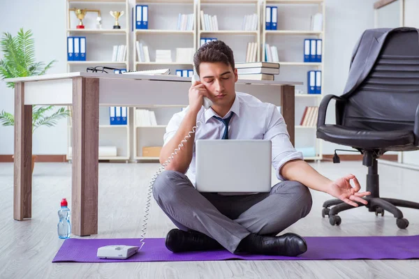 Férfi meditál az irodában, hogy megbirkózzon a stresszel — Stock Fotó