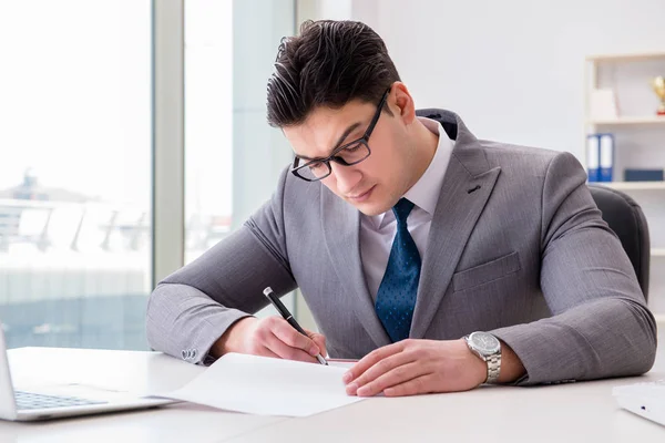 Zakenman ondertekent zakelijke documenten in functie — Stockfoto