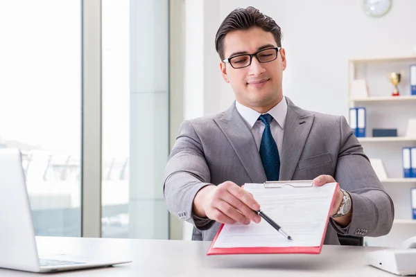 Zakenman ondertekent zakelijke documenten in functie — Stockfoto