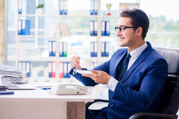 Homme d'affaires buvant du café au bureau pendant la pause — Photo