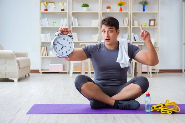 Genç adam spor ve sağlıklı yaşam tarzı dolandırıcılığı yapıyor.