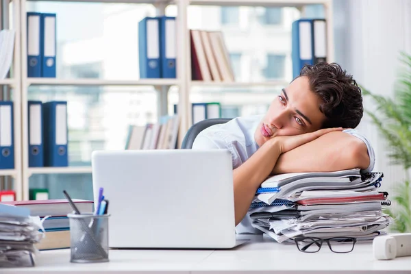 Trött utmattad affärsman sitter på kontoret — Stockfoto