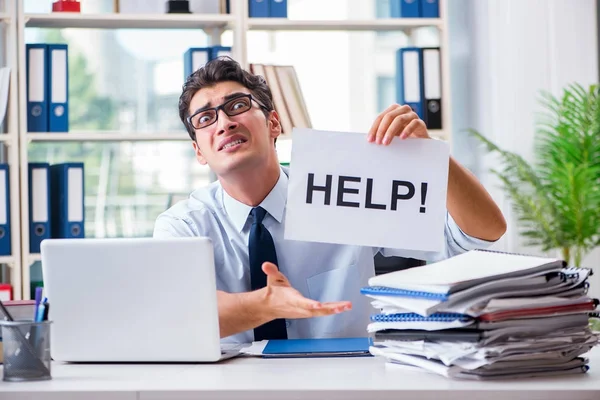 Молодой бизнесмен просит помощи в офисе — стоковое фото