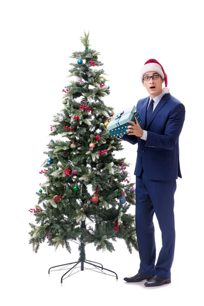Beyaz üzerine izole edilmiş yılbaşı ağacı dekore eden iş adamı.