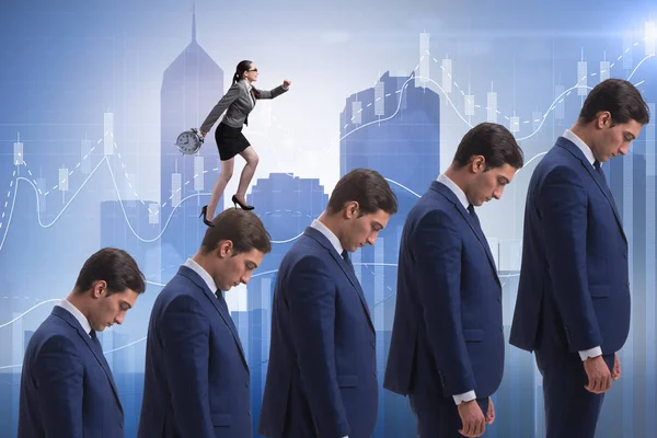 Gli uomini d'affari scalare carriera scala nel concetto di business — Foto Stock