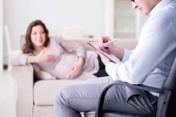 Pregnant woman visiting psychologist doctor — Stock Photo, Image