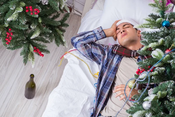 Adam noel partisinden sonra akşamdan kalma.