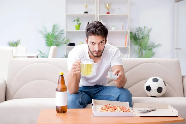 Mężczyzna jedzący pizzę na wynos w domu relaksujący odpoczynek — Zdjęcie stockowe