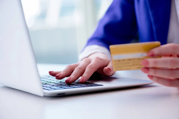 Kredi kartıyla internetten alışveriş yapan kadın. — Stok fotoğraf