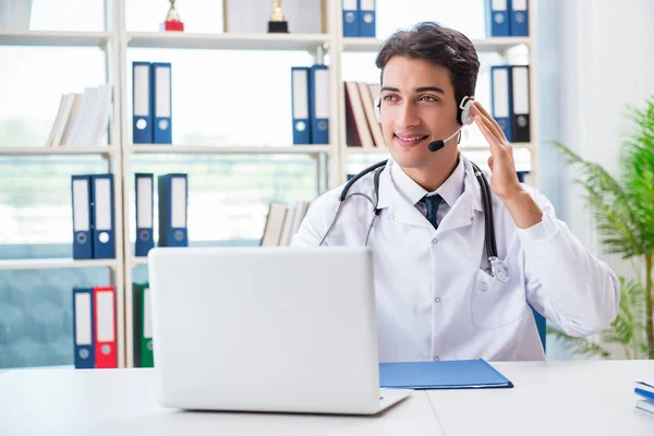 Joven médico masculino en concepto de telesalud — Foto de Stock