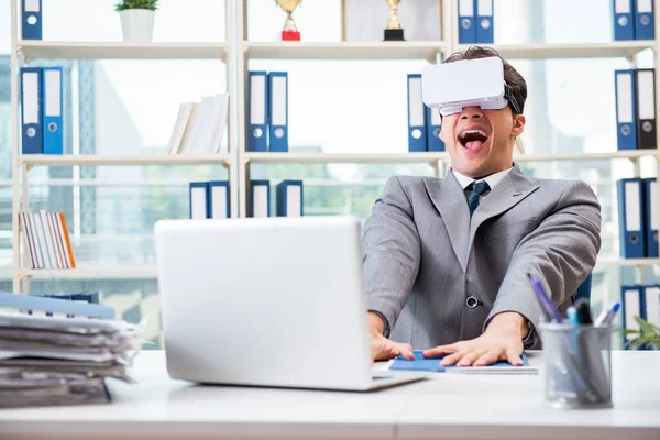 Empresário com óculos de realidade virtual VR no escritório — Fotografia de Stock