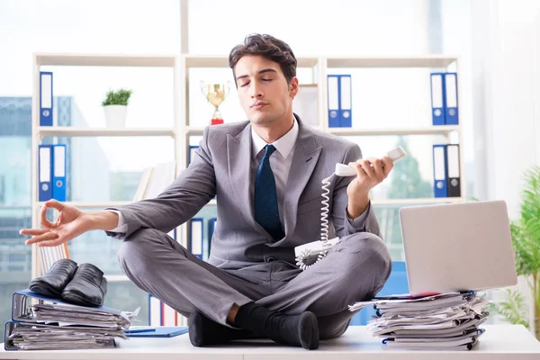 Geschäftsmann sitzt auf Schreibtisch im Büro — Stockfoto