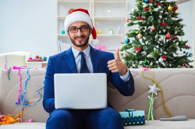 Noel 'de evde çalışan bir iş adamı.