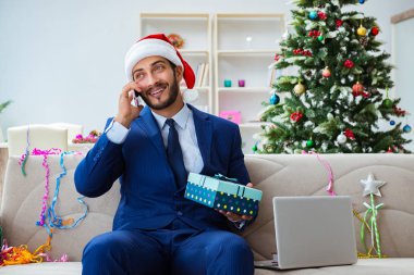 Noel 'de evde çalışan bir iş adamı.