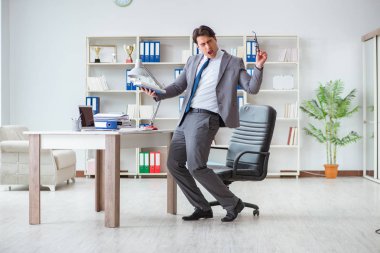 İş adamı işte ara verirken eğleniyor.