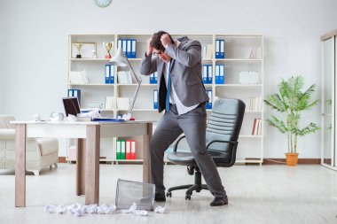 Ofiste çalışan kızgın işadamı kovuldu.