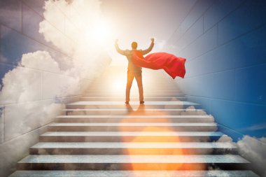 İş adamı süper kahraman kariyer merdiveni konseptinde başarılı