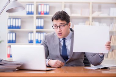 Ofisteki işadamı elinde boş bir mesaj panosu tutuyor.