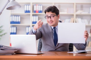 Ofisteki işadamı elinde boş bir mesaj panosu tutuyor.