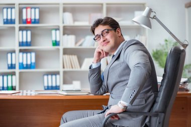 Ofiste çalışan genç bir işadamı.