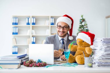 Genç işadamı Noel 'i ofiste kutluyor.