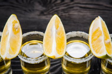 Limonlu ve tuzlu bardakta servis edilen tekila içeceği.