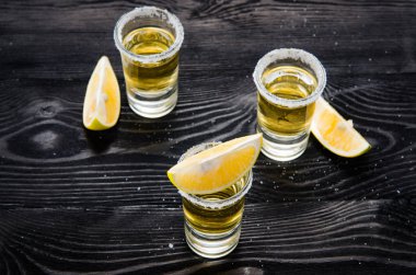 Limonlu ve tuzlu bardakta servis edilen tekila içeceği.