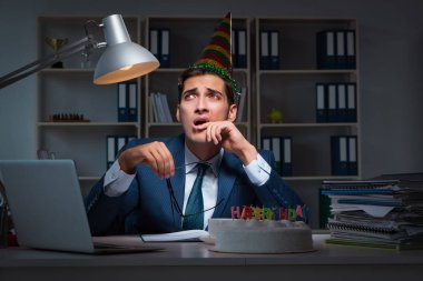 Adam ofiste doğum gününü kutluyor.