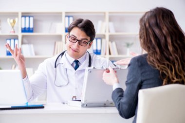 Sağlık sigortası dolandırıcılığı konseptinde genç doktor