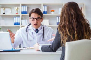 Sağlık sigortası dolandırıcılığı konseptinde genç doktor
