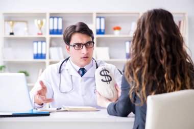 Sağlık sigortası dolandırıcılığı konseptinde genç doktor