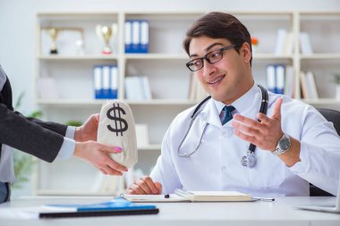 Sağlık sigortası dolandırıcılığı konseptinde genç doktor
