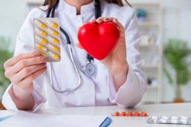 Hastanede kırmızı kalp doktoru kardiyolog