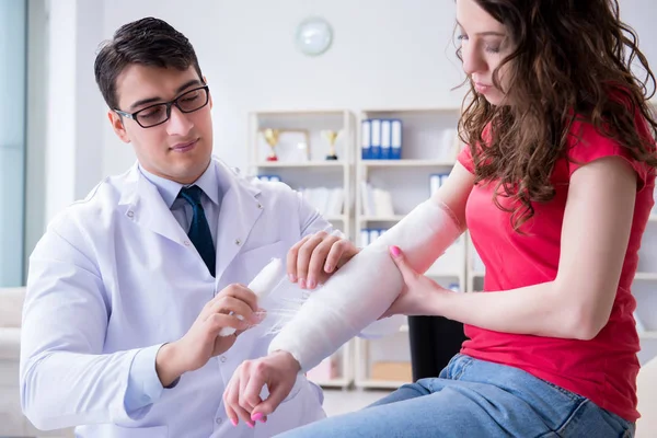 Doctor and patient during check-up for injury in hospital — Stock Photo, Image