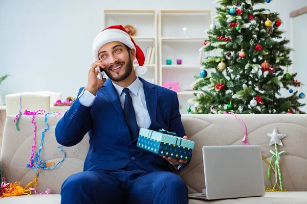 Empresário trabalhando em casa durante o Natal — Fotografia de Stock