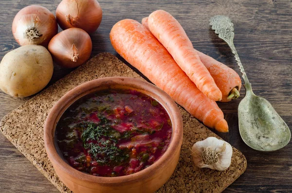 Skål med traditionell soppa Borscht på bordet — Stockfoto