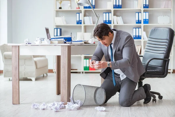 Wütender Geschäftsmann schockiert bei der Arbeit im Büro gefeuert — Stockfoto