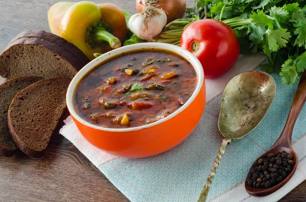 Bol de soupe traditionnelle Borscht sur la table — Photo