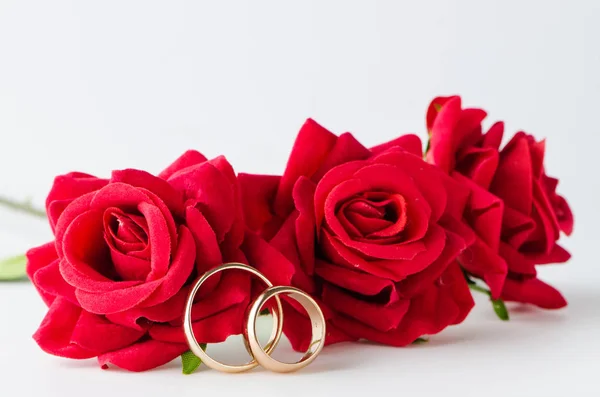 Conceito de casamento com anéis e rosas — Fotografia de Stock