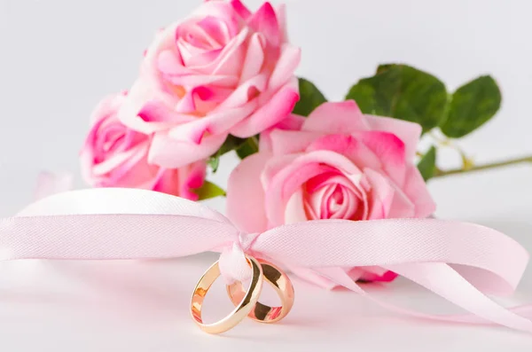 Esküvői koncepció gyűrűkkel és rózsákkal — Stock Fotó