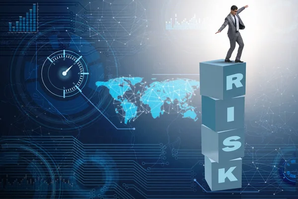 Бизнесмен в области риска и вознаграждения бизнес-концепции — стоковое фото