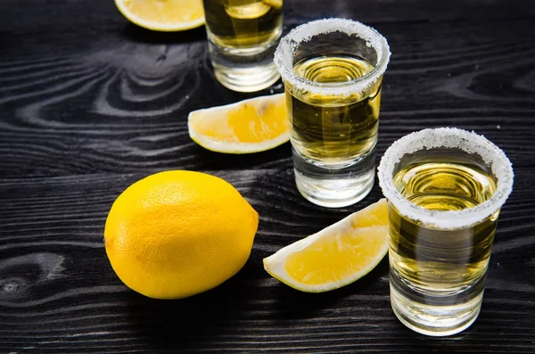 Bautura Tequila servita in pahare cu var si sare — Fotografie, imagine de stoc