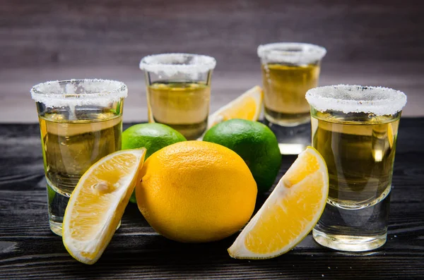 Tequila-Getränk in Gläsern mit Limette und Salz — Stockfoto
