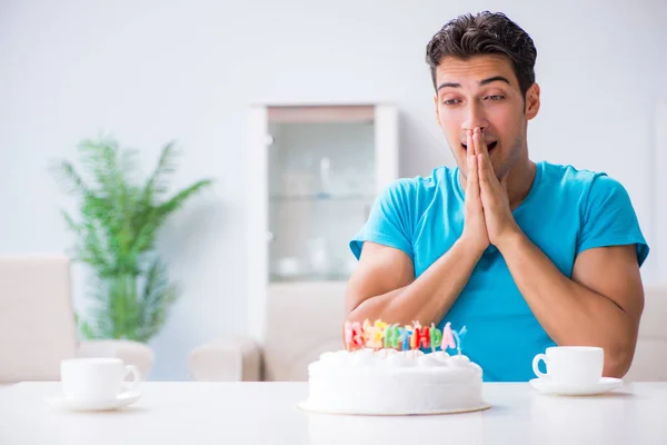 Giovane uomo che festeggia il compleanno da solo a casa — Foto Stock