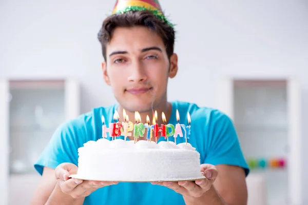 Jovem celebrando aniversário sozinho em casa — Fotografia de Stock