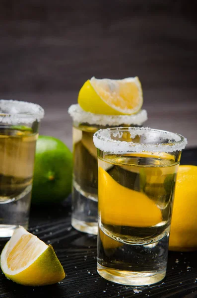 Bevanda di tequila servita in bicchieri con lime e sale — Foto Stock