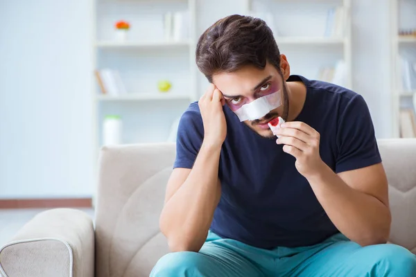 Ung man återhämtar sig hemma efter plastikkirurgi näsa — Stockfoto