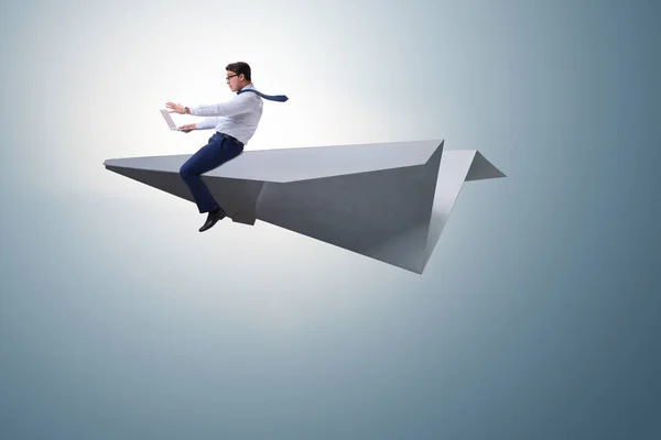 Empresario volando en avión de papel en concepto de negocio — Foto de Stock